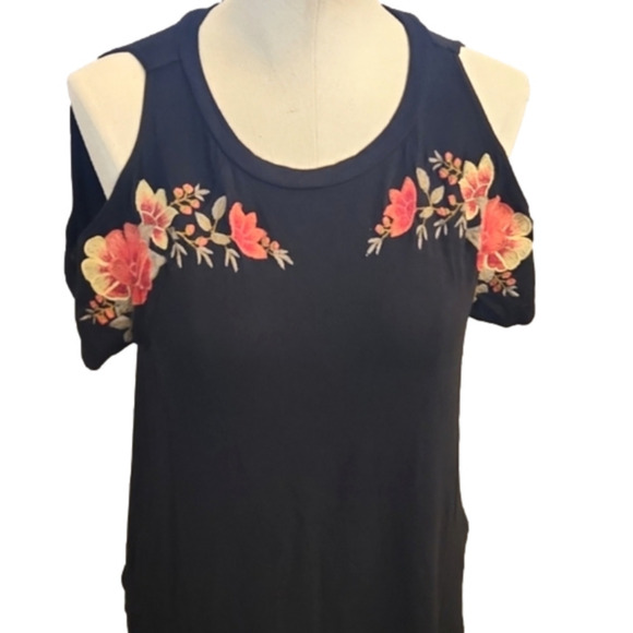 Womens American Eagle black floral embroidered cut out shoulders top size Small. - Picture 2 of 14